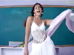 पेटीकोट कपड़े पहने ब ...