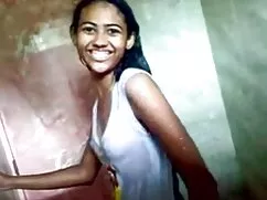 2 लैटिन लड़कियों दूध ...