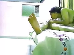 एक विशाल काले मुर्गा ...