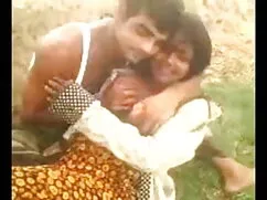 ओल्गा सोफे पर उसकी प ...