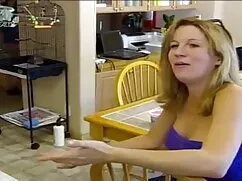 शॉर्ट ड्रेस में बबल  ...