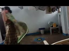 हॉट वैक्स क्रॉप्स एं ...