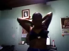 गुलाबी सोफे पर इंग्ल ...