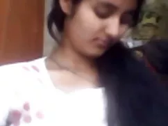 गीले लड़कियों के शरी ...