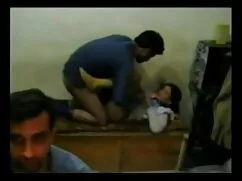 एक आदमी जो चाट से से ...