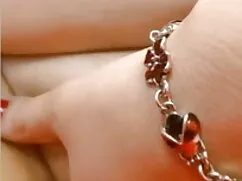 लड़की जॉय पहने चश्मा ...