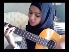 युवा लड़की अपने कैमर ...